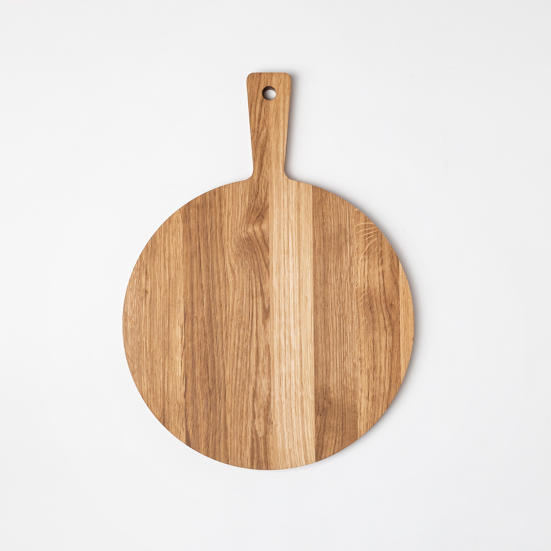 ROUND OAK CUTTING BOARD WITH HANDLE